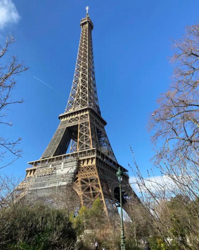 Small Near Eiffel Tower * Parijs